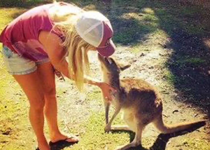 nederlandse studente begroet een wallaby in australie