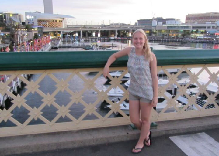 nederlandse studente bovenop op een brug in australie